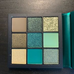 NWOT Huda Beauty Emerald Obsessions Palette
